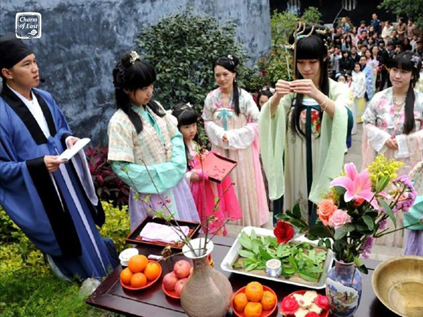 CharmofEast's tweet photo. 🌺🌺Young men and women of the #Zhuang people celebrate the day of the #Flower Goddess on the 2nd day of the 2nd lunar month in a place with kapok trees. They pray to the Flower Goddess for eternal, pure love. ❤️❤️ #BlossomingSpring #Charmofeast #SpringMemories #FloralFantasy https://t.co/J2TuBWdcTu