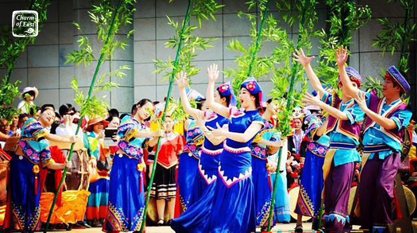 CharmofEast's tweet photo. 🌺🌺Young men and women of the #Zhuang people celebrate the day of the #Flower Goddess on the 2nd day of the 2nd lunar month in a place with kapok trees. They pray to the Flower Goddess for eternal, pure love. ❤️❤️ #BlossomingSpring #Charmofeast #SpringMemories #FloralFantasy https://t.co/J2TuBWdcTu