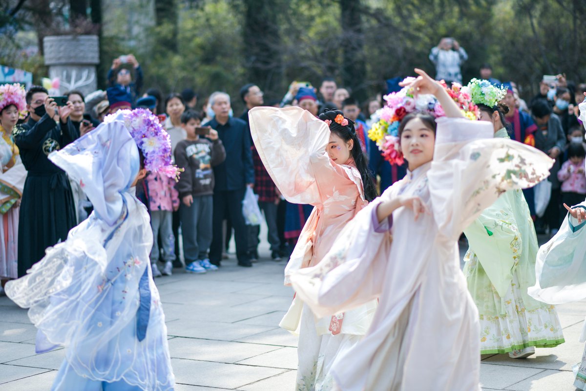 JinanofChina's tweet photo. 🌸😊Look at these girls trying on traditional Chinese #hanfu and floral hairpins in #Jinan! Both locals and tourists gathered at Baihua Park under the 🌷blooming magnolia trees, relishing in the ancient-inspired dances that radiated sincere wishes and delightful #spring vibes. https://t.co/XmIo6QL1hO