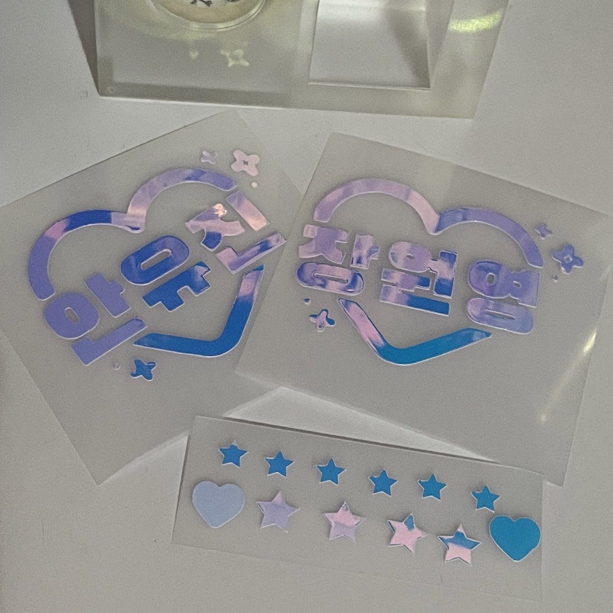 ffwzip's tweet photo. hi teume!! siapa tau ada yang cari custom holo decal sticker untuk konser!~♡

★ cocok untuk lightstick deco
★ bisa custom nama bebas (alphabet / hangul)
★ holo decal premium
★ size kurang lebih 4 cm

🔗: https://t.co/0EEg3c3C4B

#TREASURE_REBOOT_IN_JAKARTA https://t.co/Q043J5LG2E