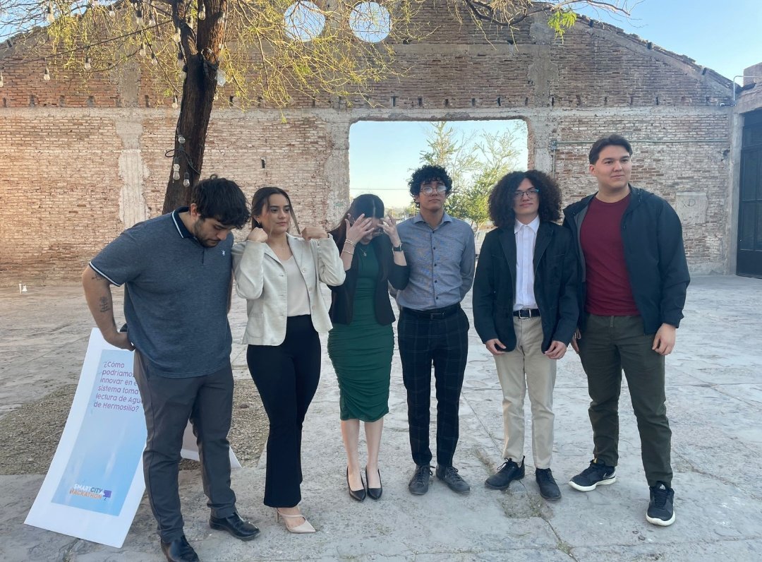 david_nunez935's tweet photo. Estoy muy agradecido por haber sido elegido como uno de los 10 equipos finalistas en el evento del SmartCity Hackathon, y a todas las personas que me apoyaron en el proceso :). También doy las gracias a mi equipo Hydrosense por todo el esfuerzo dado y por ser grandísimas personas https://t.co/YnioZDVMTB