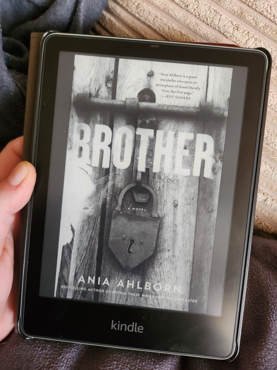sickr0mance's tweet photo. What's everyone reading at the moment?! Tobes is my reading buddy today 🥰 https://t.co/wNg92FbSfb