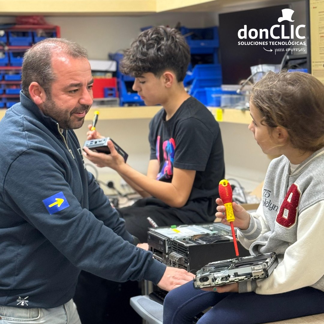 Desde #donCLIC os deseamos a todos un ¡muy feliz #DíadelPadre! 🎩 💙