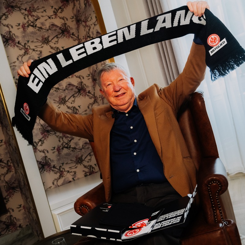 Eintracht's tweet photo. 🦅❤️ 
Sir Alex Ferguson wird lebenslanges Mitglied bei Eintracht Frankfurt. 

Berührungspunkte finden sich zuhauf – und waren Anlass für einen Besuch samt persönlichem Gespräch mit der Trainer- und Managerlegende von Manchester United.

#SGE