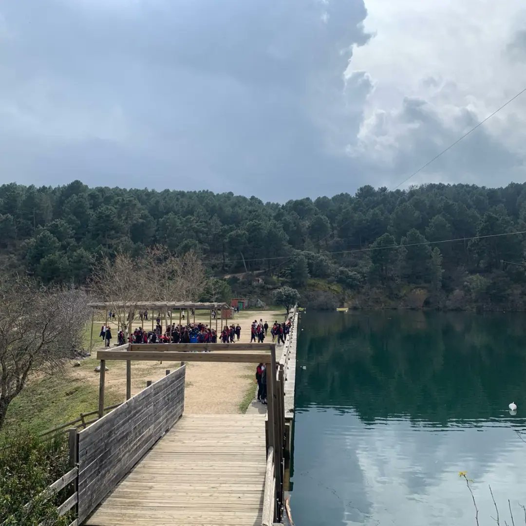 CValdefuentes's tweet photo. El pasado viernes nuestros alumnos de 1° de ESO, disfrutaron con una jornada de convivencia y adrenalina pura, combinando actividades de orientación y tirolinas. Un combo perfecto para pasárselo genial y disfrutar con los compañeros!
#Educare #Educar #FormamosPersonas https://t.co/rmx19zRGMg