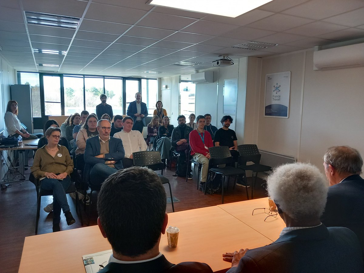 Prefet17's tweet photo. #Remisedeprix 🥇| L'équipe Saintonge, qui rassemble les agences France Travail de Jonzac, Saintes et Saint-Jean-d'Angély, a remporté le 1er prix du challenge "Forindustrie", qui valorise l'industrie et ses métiers auprès des demandeurs d’emploi adeptes du jeu fortnite. Bravo ! 👏 https://t.co/yb1deKyzxy