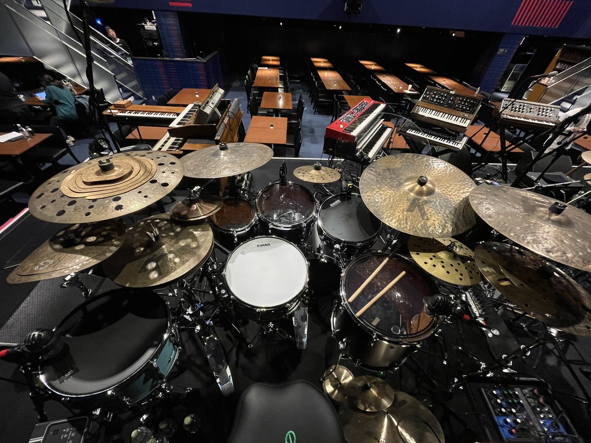 Yamahadrums_jp's tweet photo. ▪︎Yamaha Drums x Jamison Ross ▪︎

昨日からいよいよスタートしたSnarky Puppy4年半ぶりの来日ツアー。
ドラマーはJamison Ross。
自身のアルバム(ドラマー兼ボーカル)でGrammyにもノミネートした経歴があります。

今回使用するのはPHX(Matte Black)、スネアはメインにPaul Leimシグネチャー、ディープなサウンドのRecording Custom(RBS1480/Surf Green)、エフェクト的にSD2240の3台を使用。

ペダルFP9C、ハイハットスタンドはHHS9D。
FP9Cはカムを2段階目(真ん中)にして踏み心地が少し軽くなるようにセッティング。

そしてライブではEAD10も使用。
ソロ中にエフェクトを追加し非常に効果的に使用していました。
自身のイヤーモニターとして利用するドラマーの方もいらっしゃいますが、こうやってライブでエフェクトを使用することも簡単にできます。

#yamahadrums
#ヤマハ
#ドラム
#jamisonross
#snarkypuppy