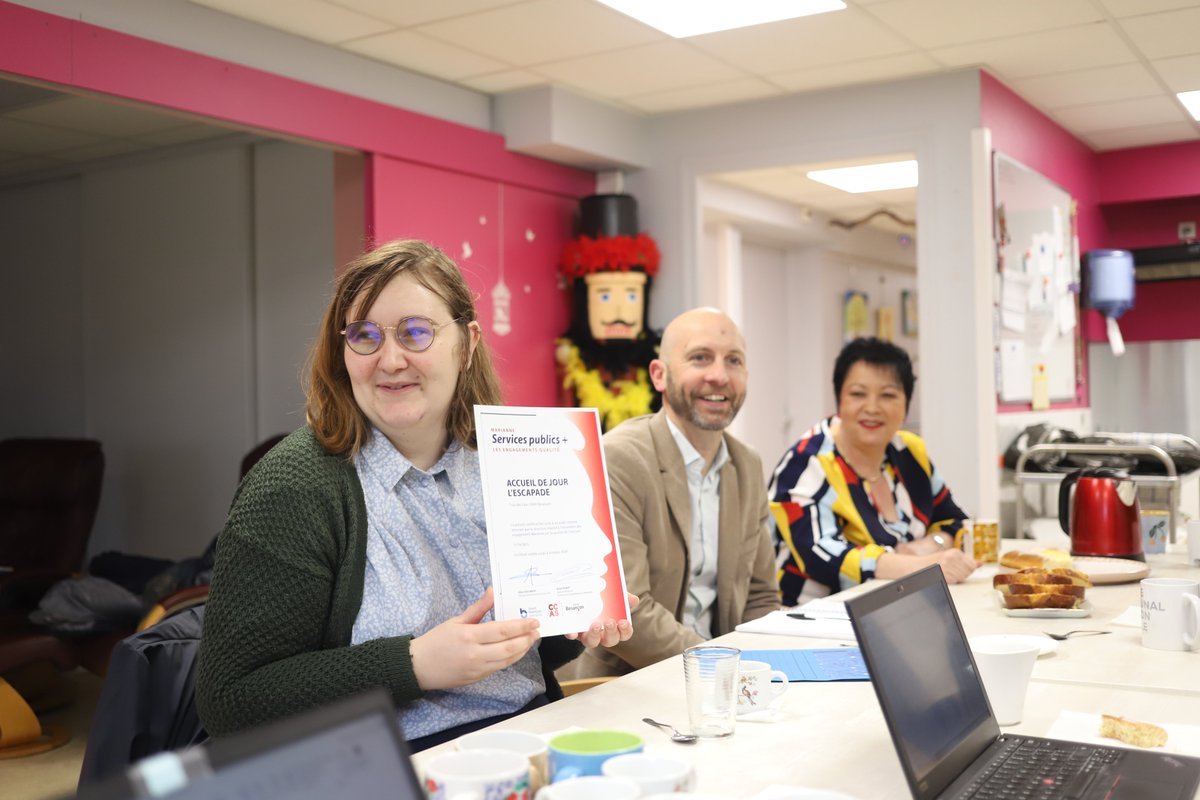 L'accueil de jour l'Escapade a reçu le label Services Publics + pour la qualité de son accueil et de service. Le certificat a été remis à l'équipe de la structure par <a href="/EliseAebi/">Elise Aebischer</a>, Adjointe à la Maire en charge de la relation aux usagers.