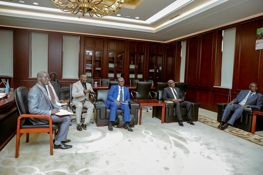 Vers l'émergence du #Burundi,SE le 1er Ministre,Lt-Gén Pol #Ndirakobuca_Gervais reçoit en audience @NnennaNwabufo,la Dir-Gen de la @AfDB_Group en Afrique de l'Est.L'accompagnement du #BurundiGov par la @AfDB_Group dans les secteurs porteurs de croissance a été le point saillant.