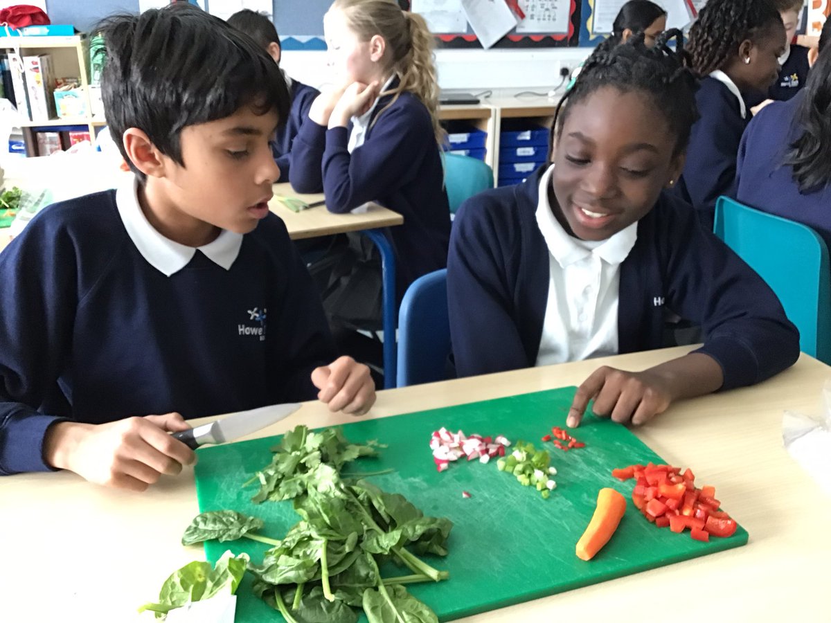 6.2 have started the week with food preparation as part of their D&T topic. First, we learnt about the health benefits of fruits and vegetables and then prepared the ingredients for our noodle soup. Great cutting skills were demonstrated by everyone.