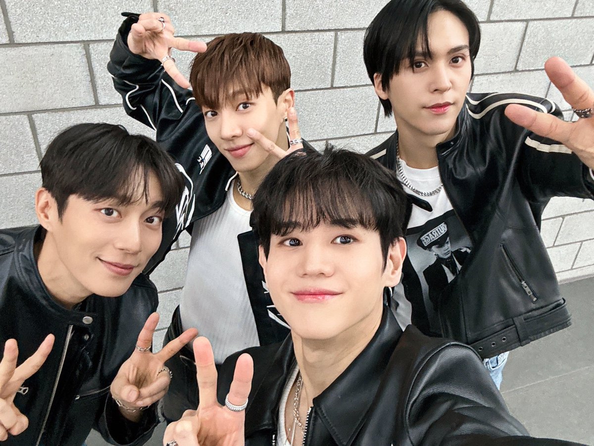 Highlight_AUent's tweet photo. 🗓 놓칠 수 없는 오늘의 하이라이트(Highlight)

✅ 18:00 [단체] SBS M 더쇼 (채널 SBS M)
✅ 22:00 [기광] KBS Cool FM 데이식스의 키스 더 라디오

따분한 화요일도 하이라이트와 함께💡
Shake your BODY 💙💛💚💜

#하이라이트 #HIGHLIGHT
#스위치온 #Switch_On #바디 #BODY
#윤두준 #YOONDUJUN
#양요섭 #YANGYOSEOP
#이기광 #LEEGIKWANG
#손동운 #SONDONGWOON