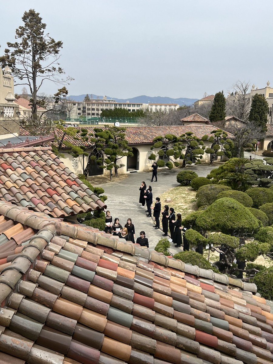 english_kc1948's tweet image. 3/19(火)神戸女学院大学卒業式👩‍🎓㊗️コロナ禍の辛さを乗り越えてこの日を迎えた英文学科144名が巣立ちました🥲久しぶりの茶話会、先生たちも嬉しそうでした💓Banasick先生、瀬戸先生のガウンすてきです❣️
#神戸女学院大学英文学科 #KobeCollegeDepartmentofEnglish #卒業式 #graduation  #卒業おめでとう