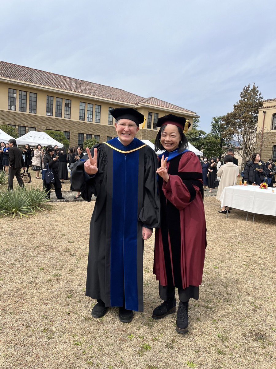 english_kc1948's tweet image. 3/19(火)神戸女学院大学卒業式👩‍🎓㊗️コロナ禍の辛さを乗り越えてこの日を迎えた英文学科144名が巣立ちました🥲久しぶりの茶話会、先生たちも嬉しそうでした💓Banasick先生、瀬戸先生のガウンすてきです❣️
#神戸女学院大学英文学科 #KobeCollegeDepartmentofEnglish #卒業式 #graduation  #卒業おめでとう