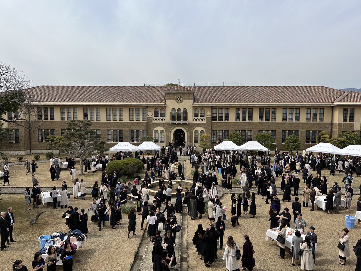 english_kc1948's tweet image. 3/19(火)神戸女学院大学卒業式👩‍🎓㊗️コロナ禍の辛さを乗り越えてこの日を迎えた英文学科144名が巣立ちました🥲久しぶりの茶話会、先生たちも嬉しそうでした💓Banasick先生、瀬戸先生のガウンすてきです❣️
#神戸女学院大学英文学科 #KobeCollegeDepartmentofEnglish #卒業式 #graduation  #卒業おめでとう