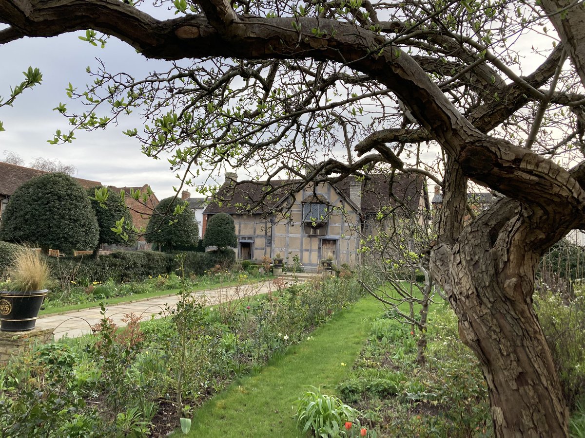 Acercalm's tweet photo. One of many beautiful old buildings in Stratford-upon-Avon, but this one’s rather special because of who was born and lived here. https://t.co/Z1rMXwp5eN