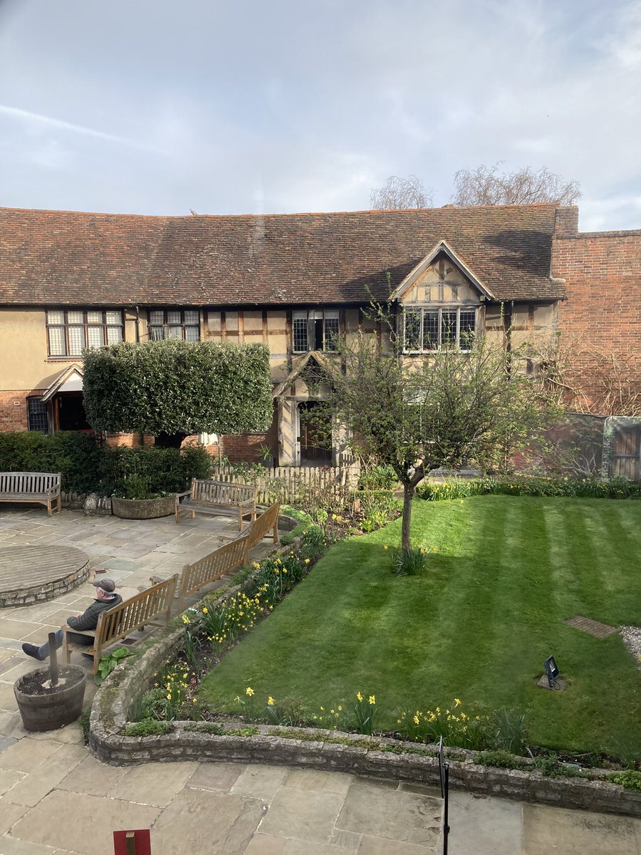 Acercalm's tweet photo. One of many beautiful old buildings in Stratford-upon-Avon, but this one’s rather special because of who was born and lived here. https://t.co/Z1rMXwp5eN