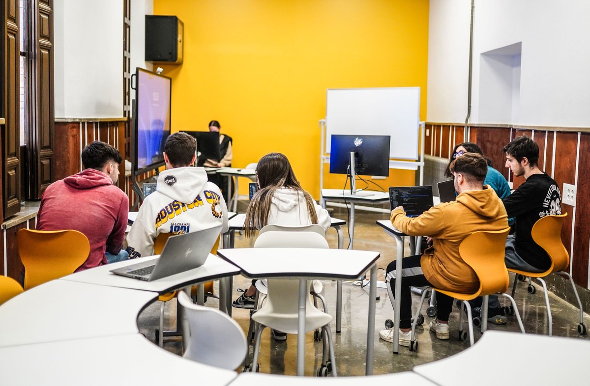 🗓️21 de marzo de 2024
📍Plaza de los Girones, 2, 18009, Granada
🕛17:30 a 21:00

Puertas Abiertas, <a href="/PacoLuisGRX/">Francisco Luis Benítez</a> Claudia Fuentes de <a href="/tmdigitalg/">TM Digital Granada</a> y <a href="/oscarcosta_/">Óscar Costa Román</a> pondrán la voz a #inteligenciaartificial en #Granada

Inscríbete

👉🏼fp.mercedarias.es/granada/evento…

#formaciónprofesional #fp