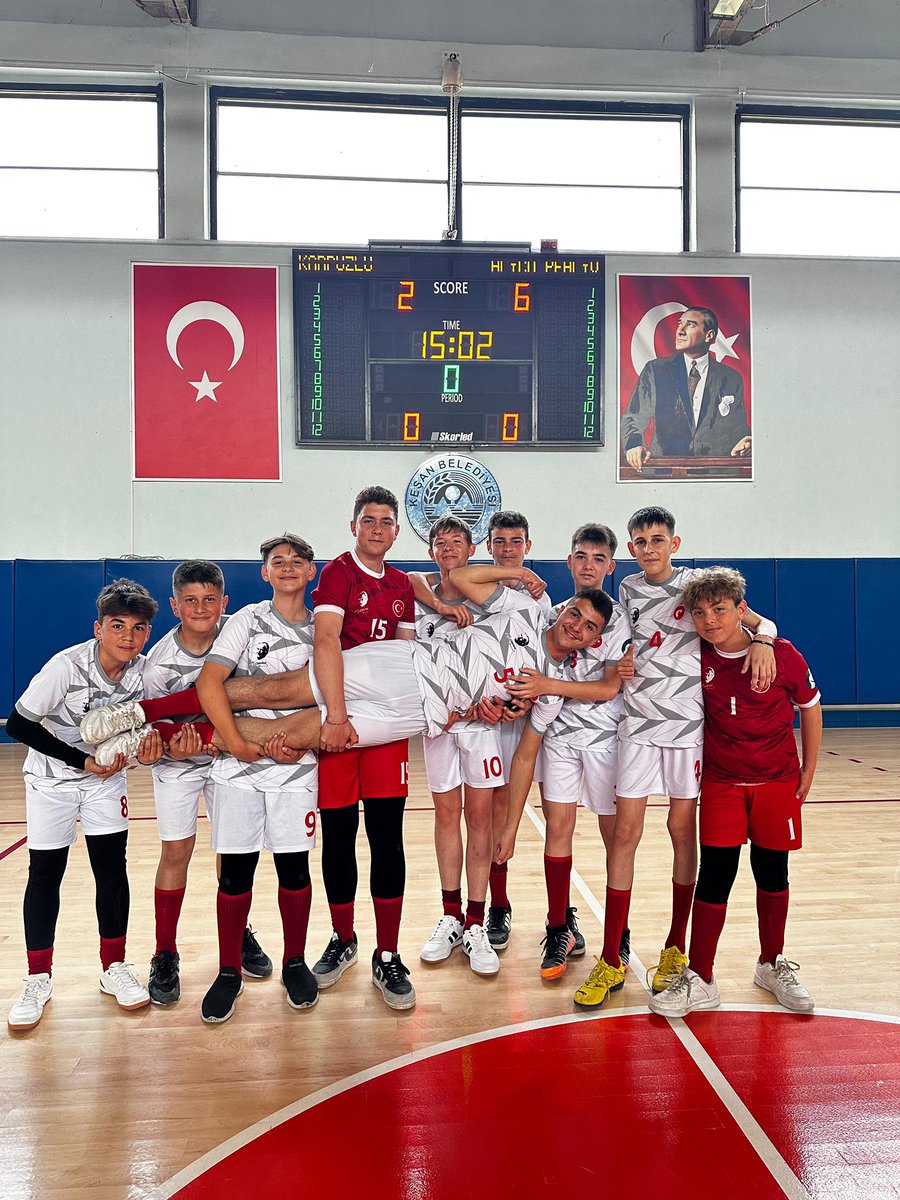 Aliço Pehlivan Ortaokulu (@alicoortaokulu) on Twitter photo Öğrencilerimiz Yıldız Erkek Futsal müsabakalarında ilçe birincisi olarak il müsabakalarına gitmeye hak kazanmıştır.Öğretmenimizi ve öğrencilerimizi tebrik ediyoruz 🏆🏆 <a href="/Edirne_MEM/">Edirne İl Millî Eğitim Müdürlüğü</a> <a href="/Dr_Onderarpaci/">Dr. Önder ARPACI</a> <a href="/ipsalailcemem/">İpsala İlçe MEM</a> <a href="/smehmetengin/">Salih Mehmet ENGİN</a> <a href="/AlicoIlkokulu/">Aliço Pehlivan İlkokulu</a> Öğrencilerimiz Yıldız Erkek Futsal müsabakalarında ilçe birincisi olarak il müsabakalarına gitmeye hak kazanmıştır.Öğretmenimizi ve öğrencilerimizi tebrik ediyoruz 🏆🏆 <a href="/Edirne_MEM/">Edirne İl Millî Eğitim Müdürlüğü</a> <a href="/Dr_Onderarpaci/">Dr. Önder ARPACI</a> <a href="/ipsalailcemem/">İpsala İlçe MEM</a> <a href="/smehmetengin/">Salih Mehmet ENGİN</a> <a href="/AlicoIlkokulu/">Aliço Pehlivan İlkokulu</a>