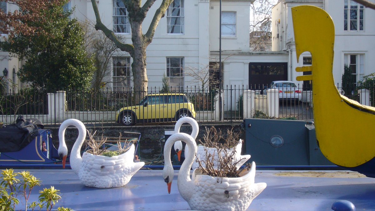 CANALS WEEK ON COCONUT LANDS SLOW TRAVEL BLOG 🌴 Decorated narrowboat on Regent's Canal at Little Venice, London, UK. Visit our blog for slow travel stories, destinations and tips! coconutlands.com #britishcanals #littlevenice