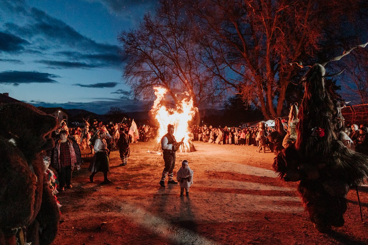 Vreme2001's tweet photo. Разиграха Рогача и в Стрелча
Снимки: Николай Николов
#рогач #tradition #rogach #kukeri #Bulgaria https://t.co/xepgjaWEGd