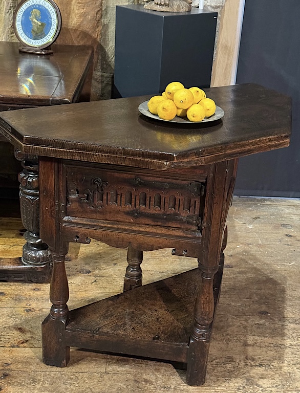jackie_simonini's tweet photo. A rare mid 17th century english oak folding/ credence table . Appleby castle. Circa 1630. 

https://t.co/yHfkmXyvOl

#oakfoldingtable #antiquefoldingtable #antiquediningtable #antiqueoaktable #antiquefurniture https://t.co/ha5XWSC8sl