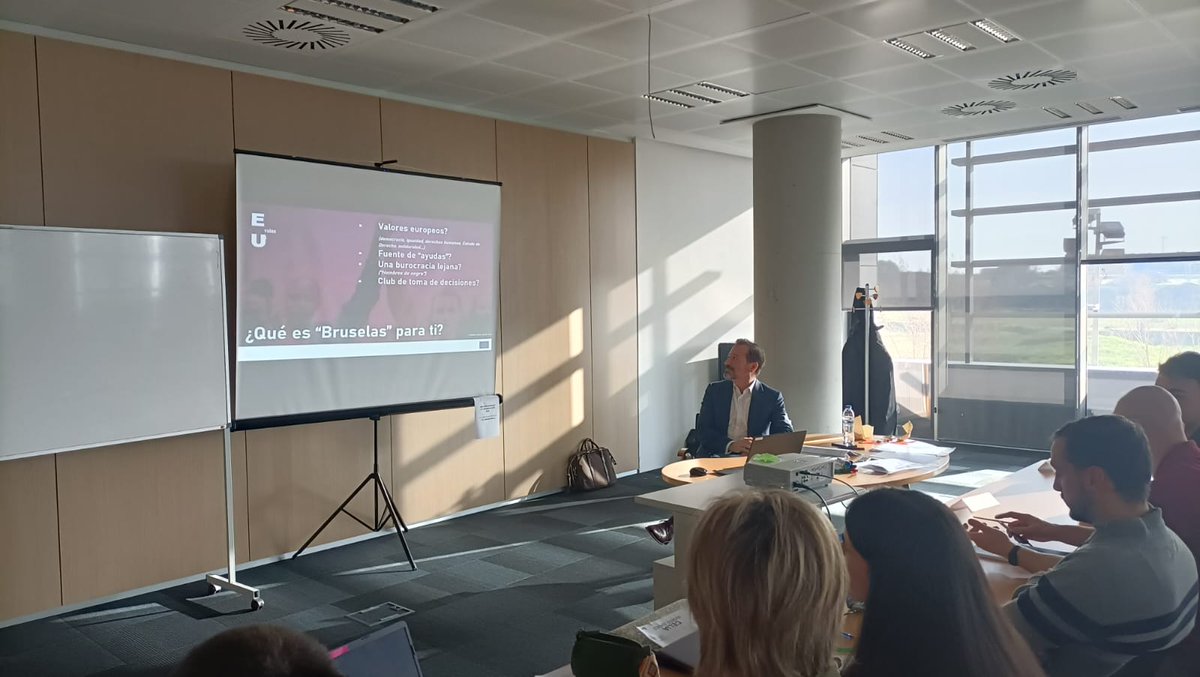empresasjcyl's tweet photo. Clase magistral en el Máster de Comercio Exterior. Hoy contamos con la presencia de Javier Raya Aguado, alto funcionario de la 🌍@ComisionEuropea. Nuestros alumnos amplían conocimientos sobre la Unión Europea y los instrumentos de financiación para las pymes.
#ICECYL #Mastercomex https://t.co/5hMGdVWDp6