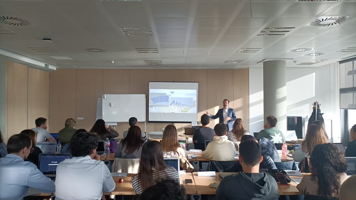 empresasjcyl's tweet photo. Clase magistral en el Máster de Comercio Exterior. Hoy contamos con la presencia de Javier Raya Aguado, alto funcionario de la 🌍@ComisionEuropea. Nuestros alumnos amplían conocimientos sobre la Unión Europea y los instrumentos de financiación para las pymes.
#ICECYL #Mastercomex https://t.co/5hMGdVWDp6