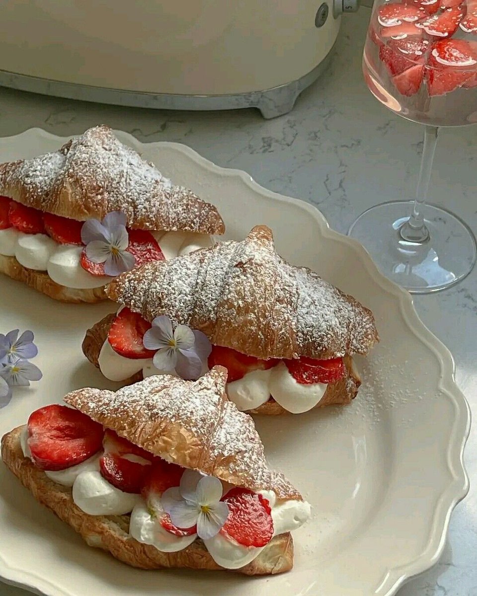 300moods's tweet photo. strawberry and cream filled croissants 🍓 https://t.co/JzT2oYqzXL