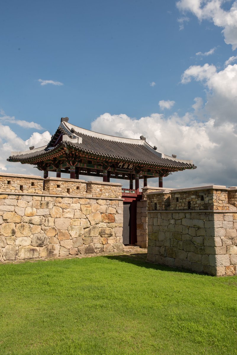 화려한 단청과 빛바랜 단청이 대조를 이루는 이곳은 나주의 금성관입니다.
금성관은 객사로 건립되어 왕실에 대한 의례를 올리거나 관리들이 지방에 방문하였을 때 묵는 용도로 사용되었습니다. 
단정하면서도 그 위엄이 느껴지는 금성관은 오늘도 나주의 중심에서 그 터를 지키고 있습니다.
©APC