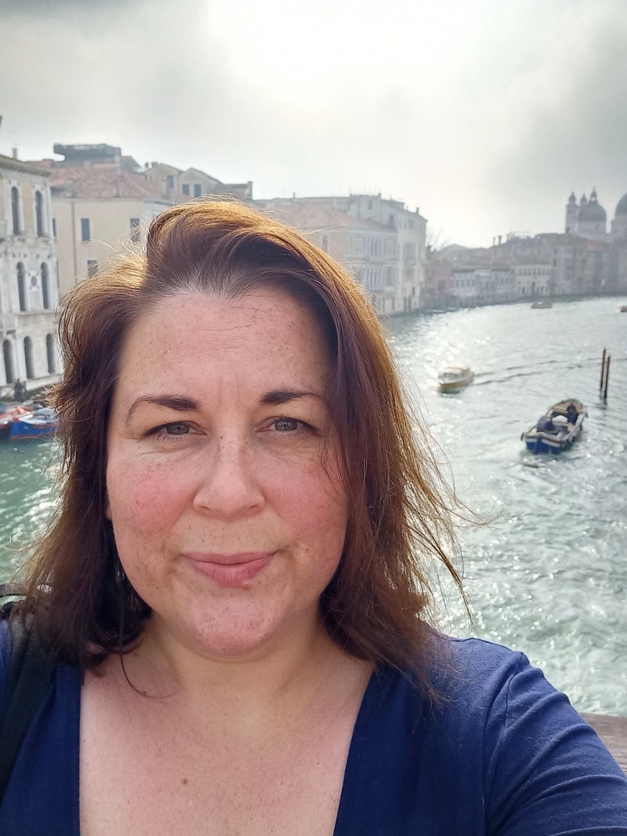 #venezia Quick stop in #venice before heading down to #Pescara to give a lecture on #Bonkbusters and popular #womenswriting at the #University #getyourjackiecollinson #jillycooper #bonkbuster #academiclife