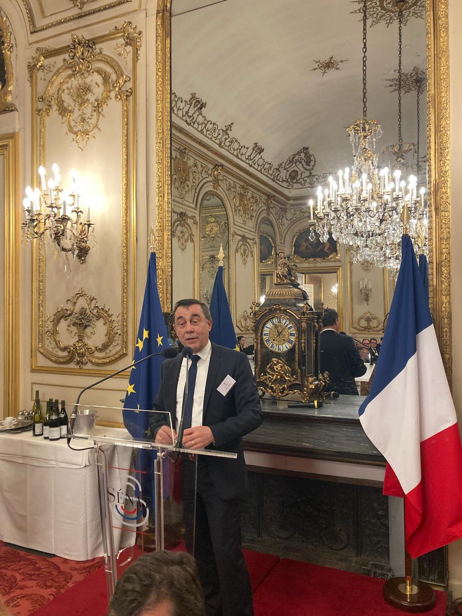 🤝 Le Cercle vendéen fête ses 10 ans !

Cette association fondée par <a href="/BrunoRetailleau/">Bruno Retailleau</a> et <a href="/JPLUBOT/">JEAN PAUL LUBOT</a> fait rayonner la #Vendée au national et à l’international. 

Hier soir, une centaine de Vendéens étaient réunis au Palais du Luxembourg, en présence de <a href="/a_leboeuf/">Alain LEBOEUF</a> et de <a href="/Xavier75/">Xavier Niel</a>.