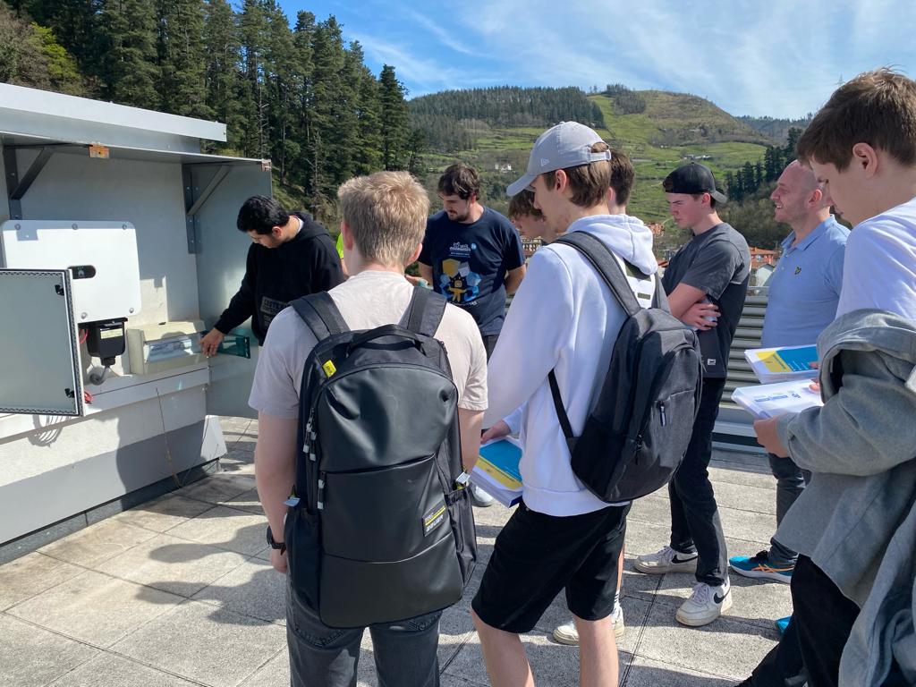 Miguel_Altuna's tweet photo. 👩💼LCAMP aliantzaz,Suediako #CurtNicolinGymnasiet eko #ikasleak gure Instalazio Elektriko ta Automatikoetako ikasleekin elkarlanean
🧑🤝🧑A través de #LCAMP, alumnado de la escuela sueca Curt Nicolin Gymnasiet trabajando juntos con el alumnado de Inst. Eléctricas y Automáticas.
#VET https://t.co/7gUDgMDgIG