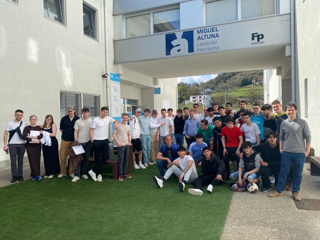 Miguel_Altuna's tweet photo. 👩💼LCAMP aliantzaz,Suediako #CurtNicolinGymnasiet eko #ikasleak gure Instalazio Elektriko ta Automatikoetako ikasleekin elkarlanean
🧑🤝🧑A través de #LCAMP, alumnado de la escuela sueca Curt Nicolin Gymnasiet trabajando juntos con el alumnado de Inst. Eléctricas y Automáticas.
#VET https://t.co/7gUDgMDgIG