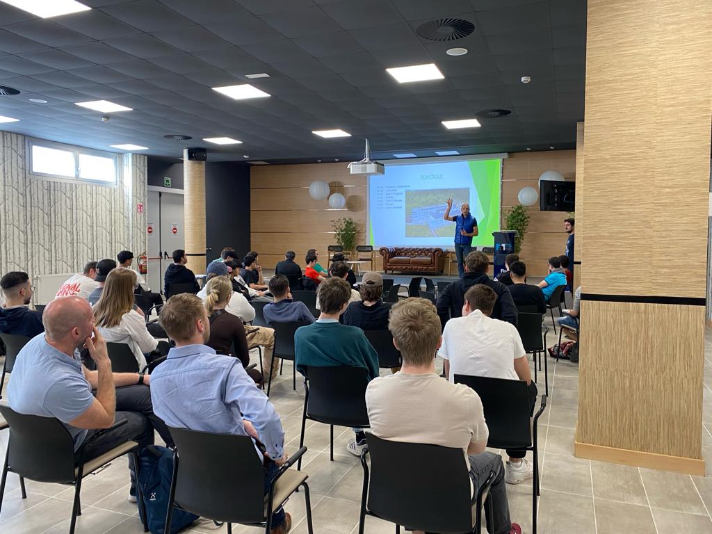 Miguel_Altuna's tweet photo. 👩💼LCAMP aliantzaz,Suediako #CurtNicolinGymnasiet eko #ikasleak gure Instalazio Elektriko ta Automatikoetako ikasleekin elkarlanean
🧑🤝🧑A través de #LCAMP, alumnado de la escuela sueca Curt Nicolin Gymnasiet trabajando juntos con el alumnado de Inst. Eléctricas y Automáticas.
#VET https://t.co/7gUDgMDgIG