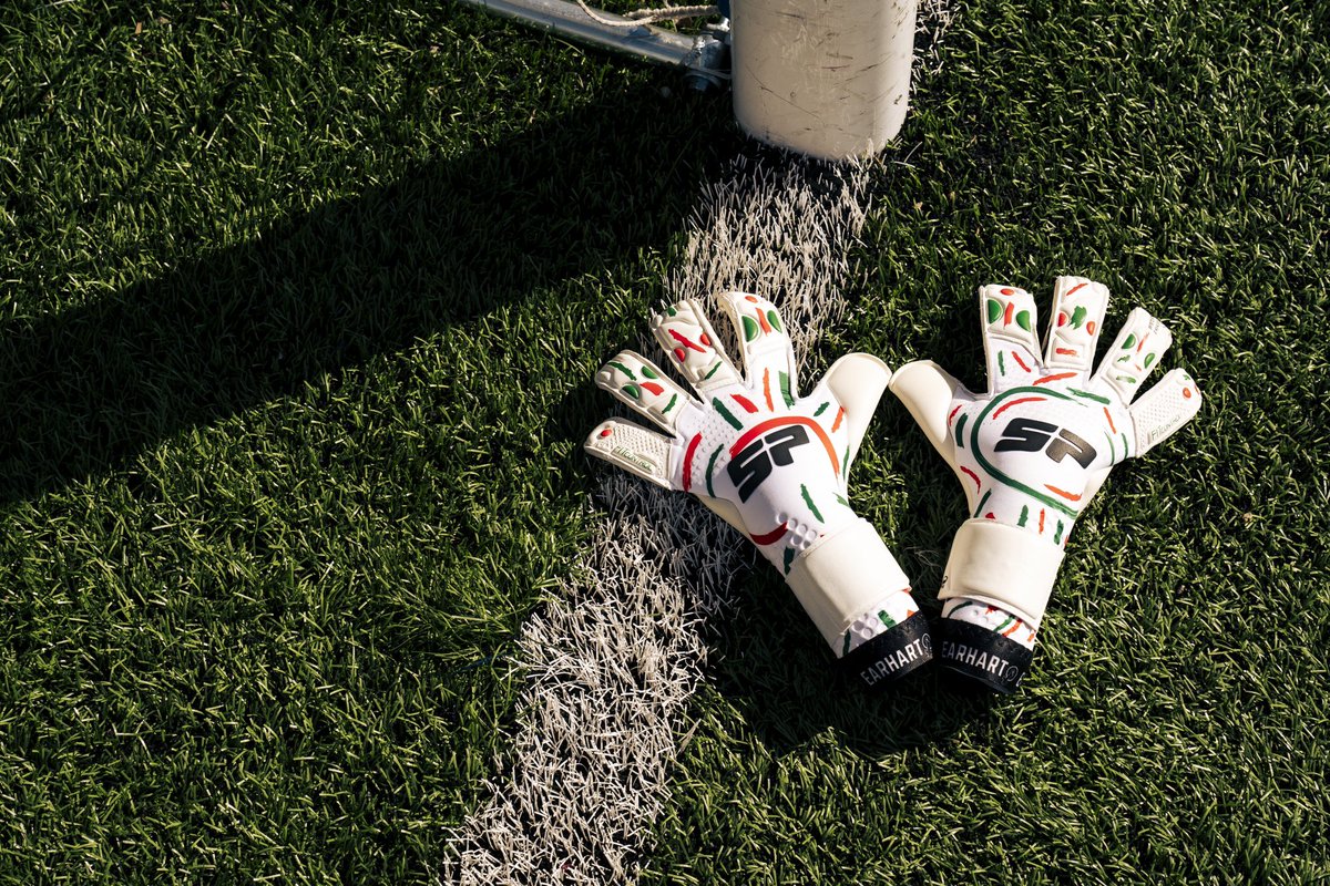 EARHART SIGNATURE <a href="/catacoll2001/">cata coll</a> 🔴🟢⚪️

La guardameta estrena un guante inspirado en los siurells, unas figuras características de la alfarería mallorquina. 

Un vínculo con su tierra para conseguir los títulos de Liga, Copa y Champions. 

🛒 bit.ly/3PPikMf