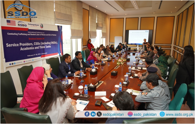SSDOPakistan's tweet photo. 𝐈𝐧𝐭𝐞𝐫𝐧𝐚𝐭𝐢𝐨𝐧𝐚𝐥 𝐂𝐨𝐧𝐟𝐞𝐫𝐞𝐧𝐜𝐞 𝐨𝐧 𝐂𝐨𝐦𝐛𝐚𝐭𝐢𝐧𝐠 𝐓𝐫𝐚𝐟𝐟𝐢𝐜𝐤𝐢𝐧𝐠 𝐚𝐧𝐝 𝐁𝐨𝐧𝐝𝐞𝐝 𝐋𝐚𝐛𝐨𝐫 𝐨𝐟 𝐖𝐨𝐦𝐞𝐧 𝐚𝐧𝐝 𝐆𝐢𝐫𝐥𝐬 𝐢𝐧 𝐏𝐚𝐤𝐢𝐬𝐭𝐚𝐧
Group - 04: Breakout session was with 𝐒𝐞𝐫𝐯𝐢𝐜𝐞 𝐏𝐫𝐨𝐯𝐢𝐝𝐞𝐫𝐬, 𝐂𝐒𝐎𝐒 [𝐈𝐧𝐜𝐥𝐮𝐝𝐢𝐧𝐠 𝐈𝐍𝐆𝐎𝐬], 𝐀𝐜𝐚𝐝𝐞𝐦𝐢𝐚, 𝐚𝐧𝐝 𝐓𝐡𝐢𝐧𝐤 𝐓𝐚𝐧𝐤𝐬 was moderated by Ms. Rebecca Dockery from the DRL Global Program. The esteemed participants of the session reviewed last year's recommendations, shared the progress, specific challenges, and lessons learned, and unanimously put forth recommendations for further improvement to combat trafficking in persons of women and girls.
#SSDOTIPConference2024 #EndViolenceAgainstWomen #StopTrafficking #HumanTraffickingAwareness #EndHumanTrafficking #TraffickingSurvivors #NotForSale #BreakTheChains #WomenEmpowerment #JusticeForSurvivors #EndExploitation #StopModernSlavery #GenderEquality #SupportSurvivors #EmpowerWomen #EndViolenceAgainstWomen 
@usembislamabad @mohrpakistan @IOM_Pakistan @FIA_Agency @JTIP_State @MigrationOptics @StateDRL @StateINL @State_SCA @DoDCTIP @ForeignOfficePk