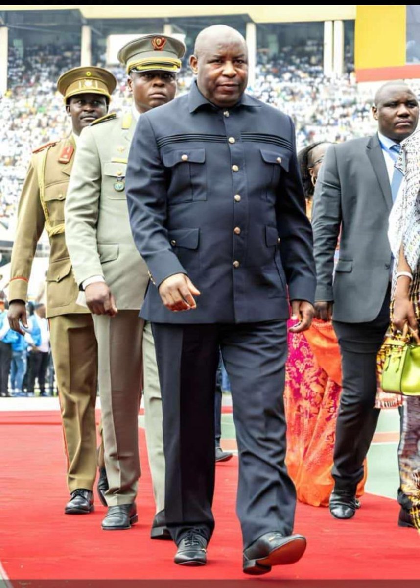 Saluons SE Ndadaye,qui a sacrifié sa vie pour nous!

Sans lui,l'art de manier l'arme ne serait jamais devenu une nécessité.

Les adversaires du #Burundi devraient blâmer les instigateurs qui nous ont appris à nous défendre.

Fière d'avoir un leader militaire à la tête du Burundi!