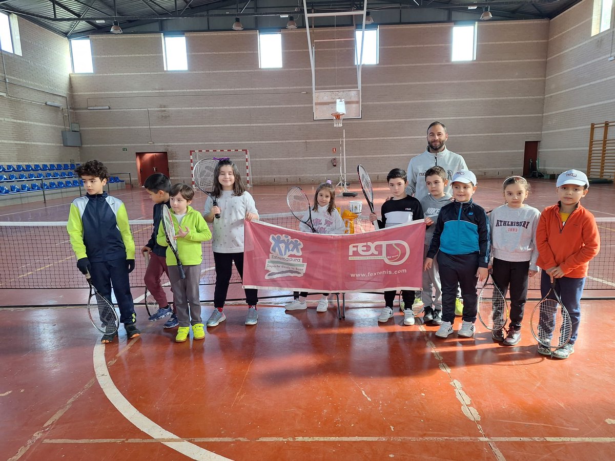 FedExtTenis's tweet photo. El programa "Tenis Divertido" dentro de #PROADES 2024 sigue acercando nuestro deporte, hemos estado en los CEIP de Miajadas, Casillas de Coria y Mohedas de Gata. @jovendeportEXT https://t.co/jXOqMO4Buw