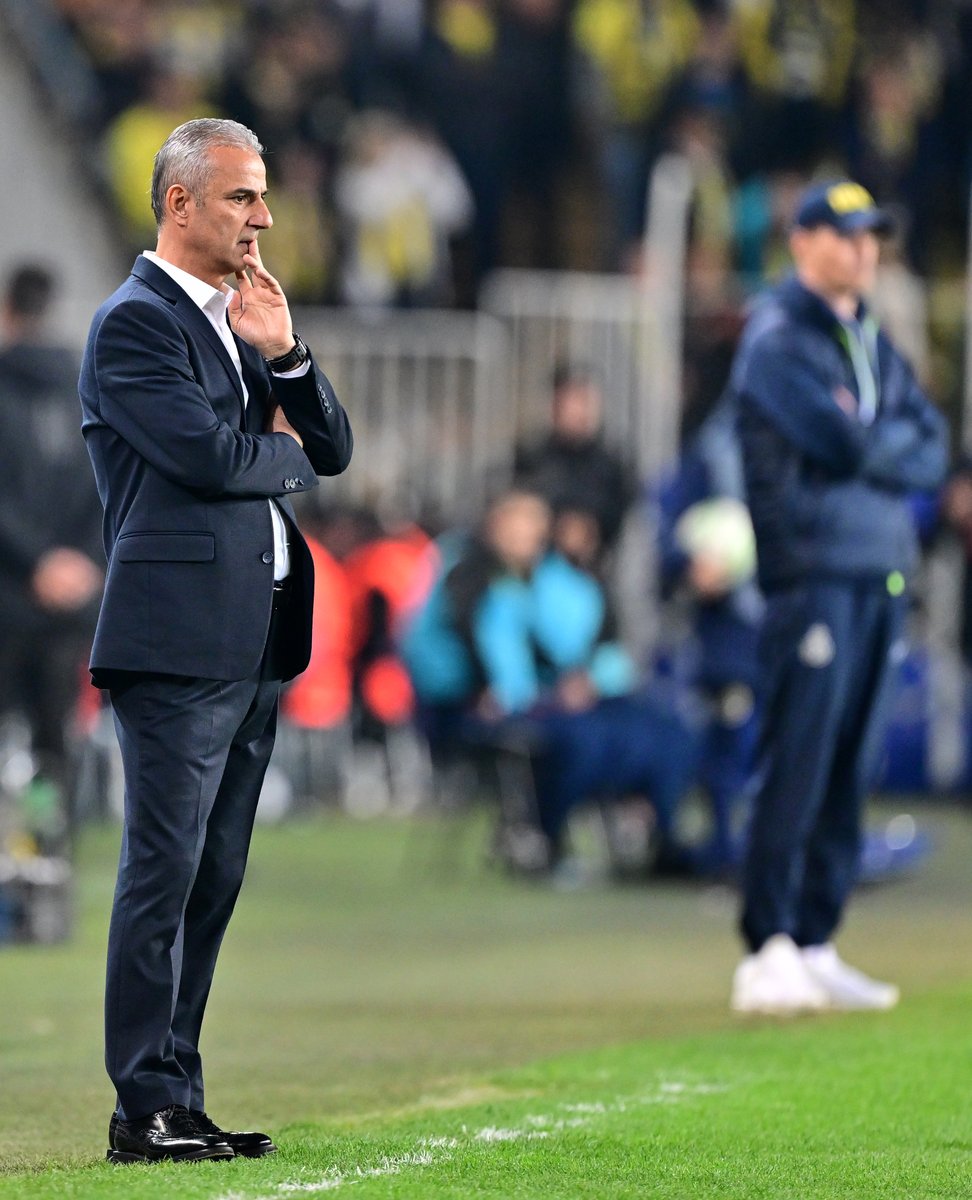 buzzspor's tweet photo. İsmail Kartal: "Haksızlık diyorum, evet haksızlık. Bıçak sırtında görev yapıyorum ben. Ne medya da ne de kendi camiamda destek var! Hoca kötü. Avrupa’da ilk 8’e girmiş, en çok ülke puanı kazandırmış bir hocaya ve takıma yapılıyor bunlar. Benim yaptığımı yabancı bir hoca yapsa, heykelini dikerlerdi. Ama birileri imparator oluyor, dünyanın en iyi hocası oluyor. Ama İsmail Kartal’a gelince, 'Hoca mı bu?'... Gücüme gidiyor, ağırıma gidiyor. Benim de takımımın da önü kesiliyor." (Spor Arena)