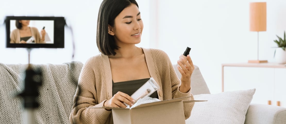 14 idées de collaboration commerciale avec les influenceurs 💡

Placement de produits, co-création, sondage, partage de code promo, jeux-concours : les marques et les influenceurs foisonnent de créativité pour engager leurs audiences.

👉 L'article : hubs.li/Q02pjwzY0