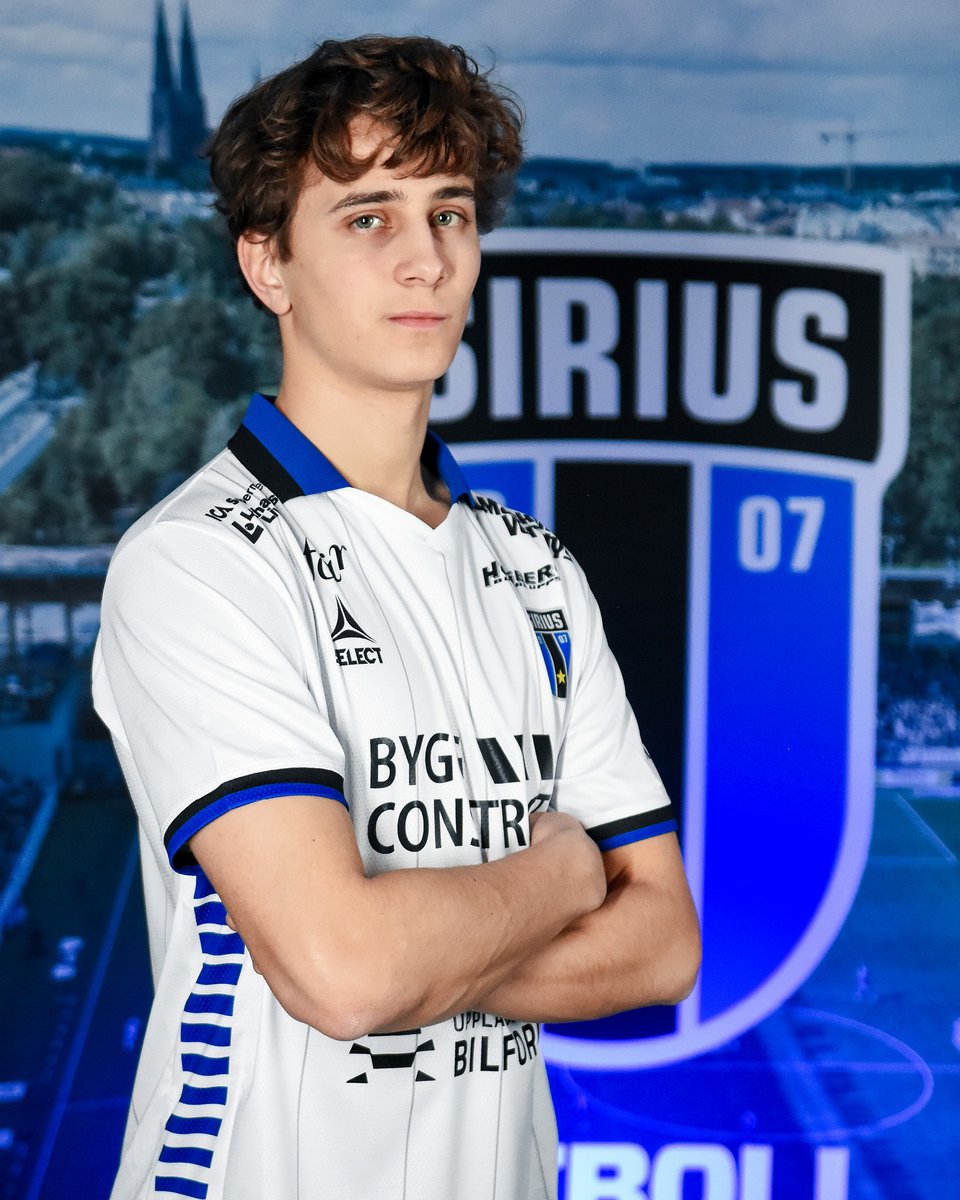 siriusfotboll's tweet image. Välkommen till Sirius, Victor Ekström! 🔵⚫

ℹ️ Sirius Fotboll är överens med Täby FK om övergång av den 21-åriga ytterbacken Victor Ekström. Avtalet sträcker sig över säsongen 2028.

🎤 En videointervju med Victor publiceras i eftermiddag.

Läs mer på siriusfotboll.se