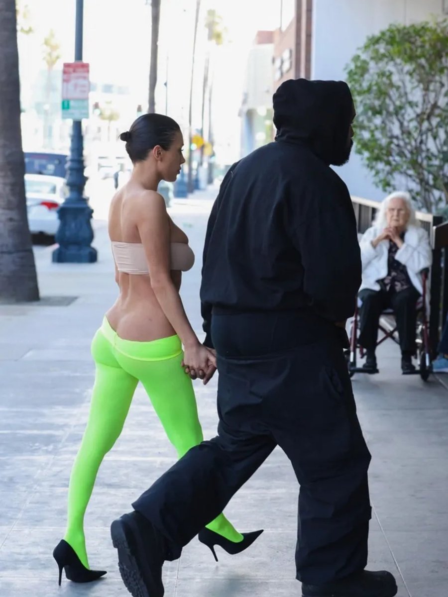 RapMais's tweet photo. 📸 Kanye West e a esposa Bianca vistos em Los Angeles na tarde de ontem https://t.co/kEmzsyNcI5