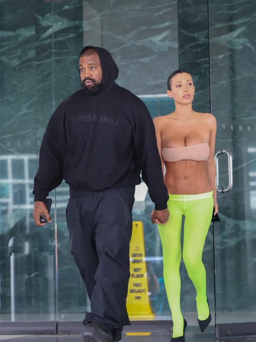 RapMais's tweet photo. 📸 Kanye West e a esposa Bianca vistos em Los Angeles na tarde de ontem https://t.co/kEmzsyNcI5