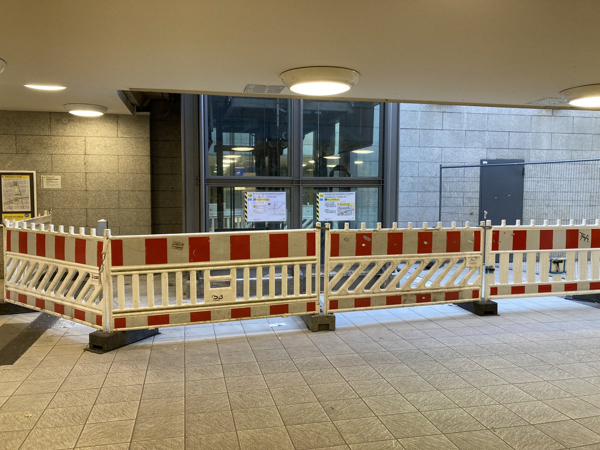 Hausservice11's tweet image. typisch  #Berlin  #BVG 
alles gegen  #behinderte 
#Wilmersdorfer Straße