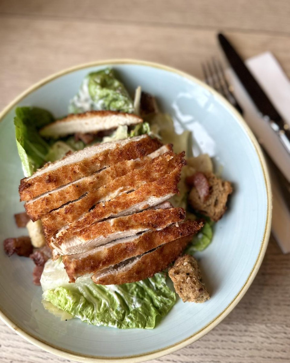 What did the salad dressing say to the croutons? “Lettuce stick together; we make a great team!”

Join The Swan at Marbury for their Chicken schnitzel Caesar salad!

#pubslimited #sawdaystravel #tastecheshire 
tastecheshire.com/places-to-eat/…