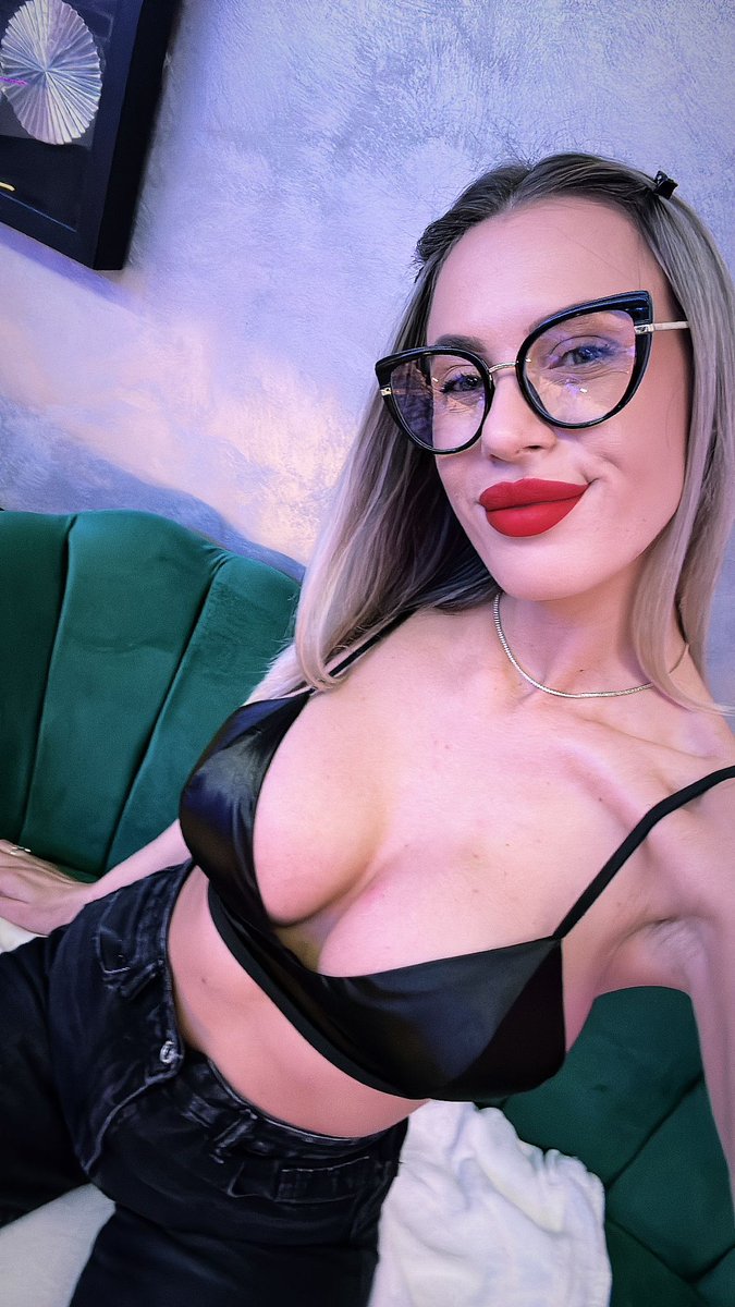 Have you been naughty? Let me spank you! 🖤 stripchat.com/JessyRey @Stripchat_VR @FransvanVeenend @PromoNaomi @IAqteam @Quinnwendy_sex @AdelyneRX