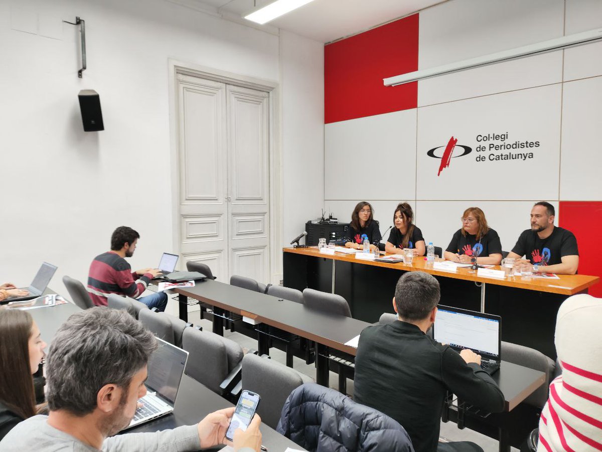 SamarretesN's tweet photo. Sandra (Jurista): Queremos estar dirigidos por personas que saben escuchar. Nosotros sabemos lo que es pasar tensión cada día. Las prisiones catalanas no son el proyecto de ningún visionario. ¿Mano tendida? No aceptaremos manos manchadas de sangre. Queremos dimisiones. https://t.co/xnBMjQkh00