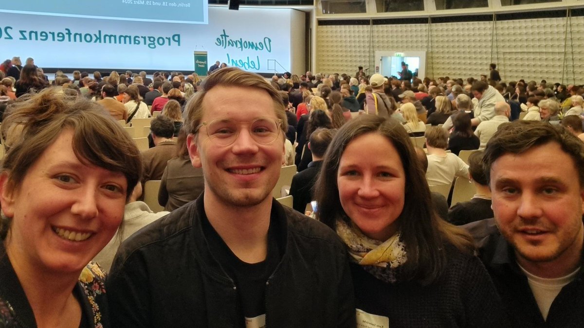 Wir sind mit Makkabi, <a href="/Zusammen1MD/">Zusammen1</a>, <a href="/DFB/">DFB (Verband)</a> und dem Projekt Vollkontakt als Sportvertretung bei der Programmkonferenz #DemokratieLeben! in Berlin. "Demokratie kann der Staat nicht verordnen, sie wird von den Bürger*innen von unten gestaltet." sagt <a href="/lisapaus/">Lisa Paus, MdB</a> @BMFSFJ. #SportMitCourage