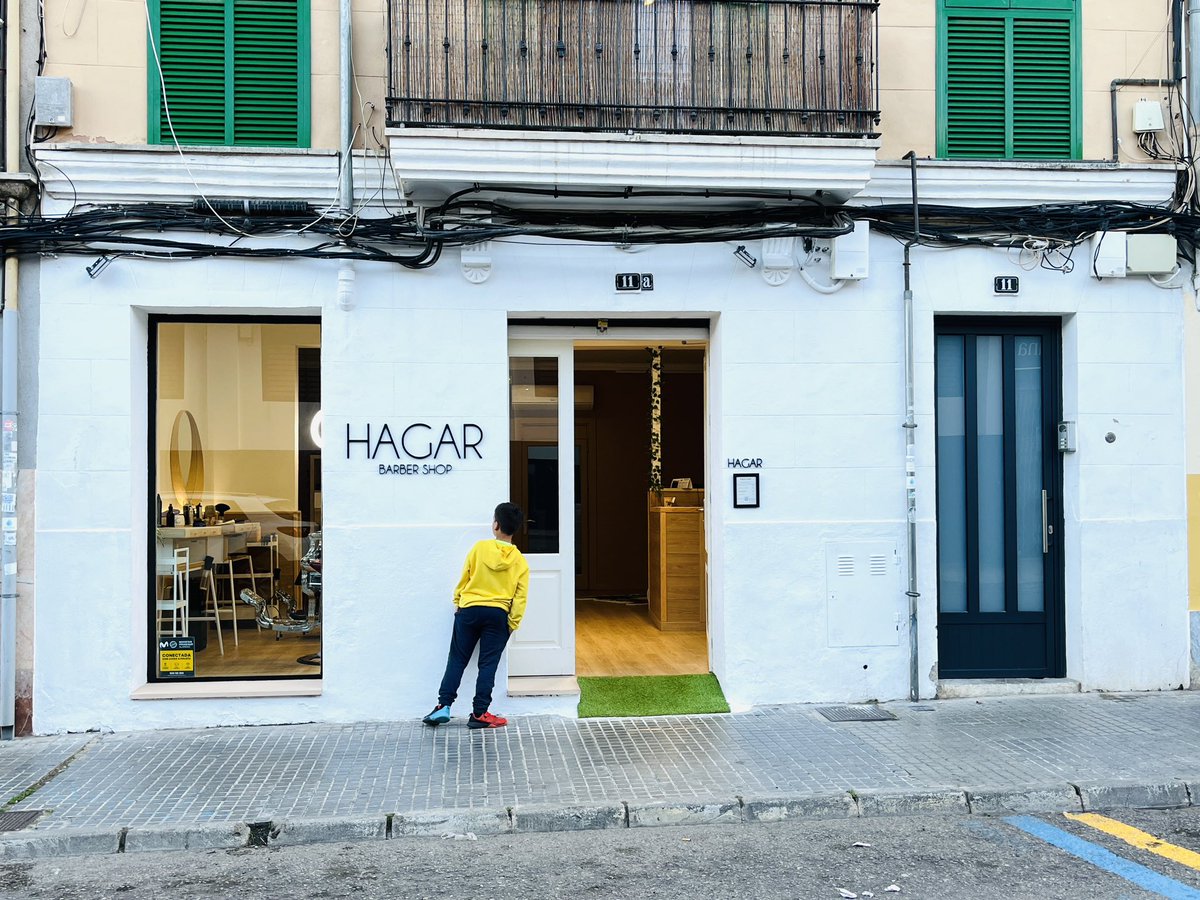 Sempre ens alegra veure que obrin un nou comerç al barri i no és un bar. Sort al #Hagar #Barberia #SantaCatalina