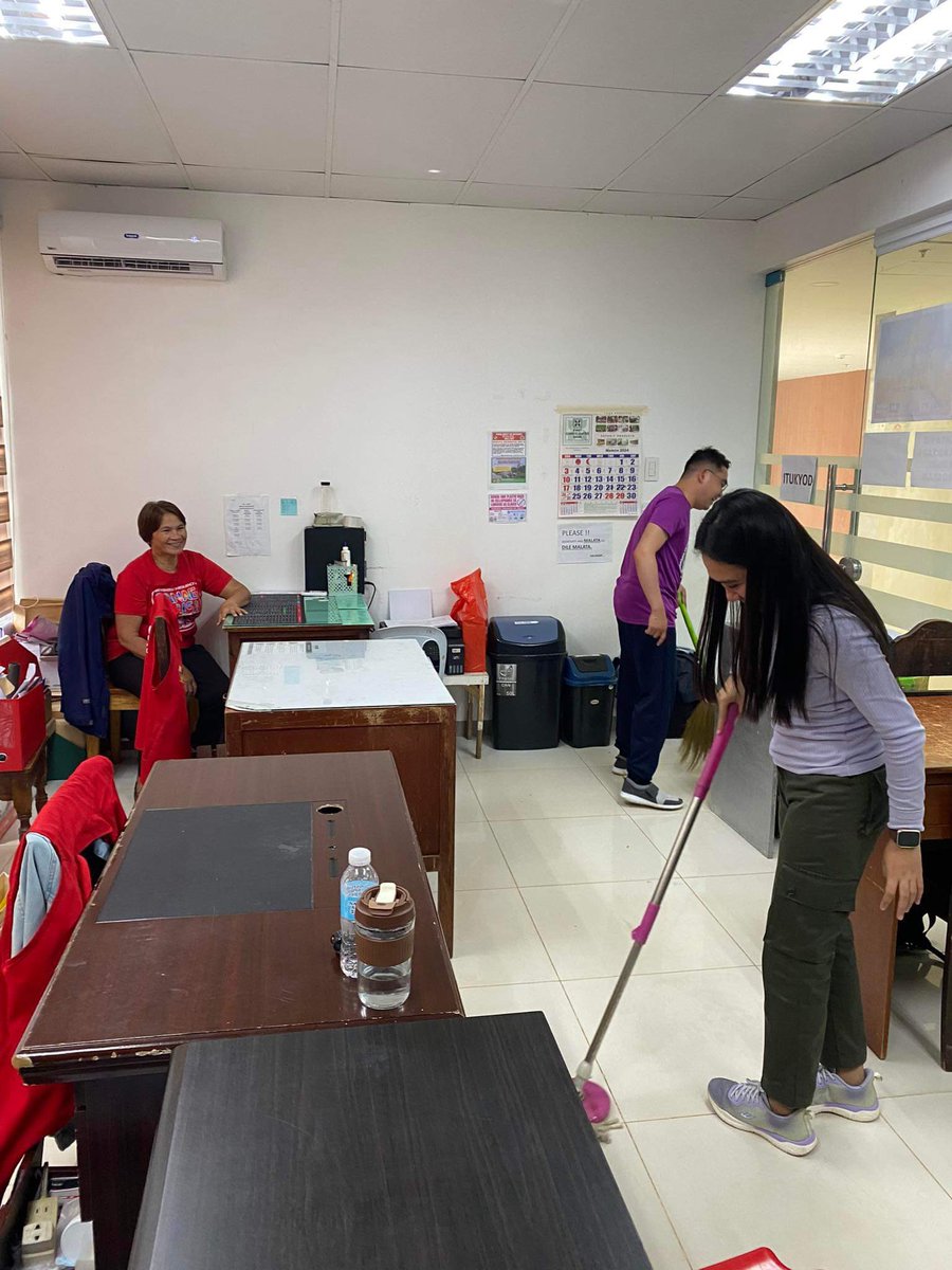 krizmuffin07's tweet photo. Pantawid staff Of Claver, SDN joined the conduct of regular BAYANIHAN WORK last March 15, 2024 to ensure the upkeep and implementatiom of 7S within the workspace. 

#BawatBuhayMahalagaSaDSWD https://t.co/lboeH3jGjf